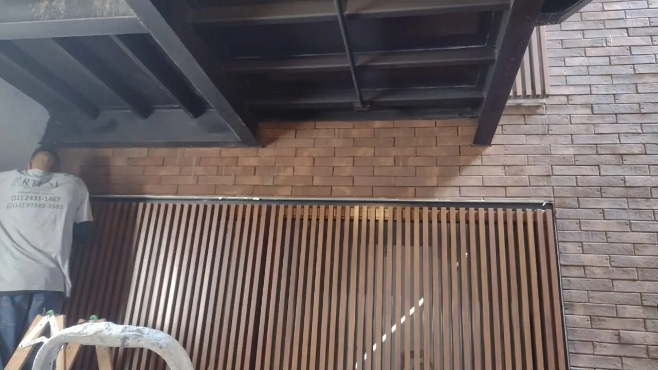 Detalhes de tijolos e elementos de madeira