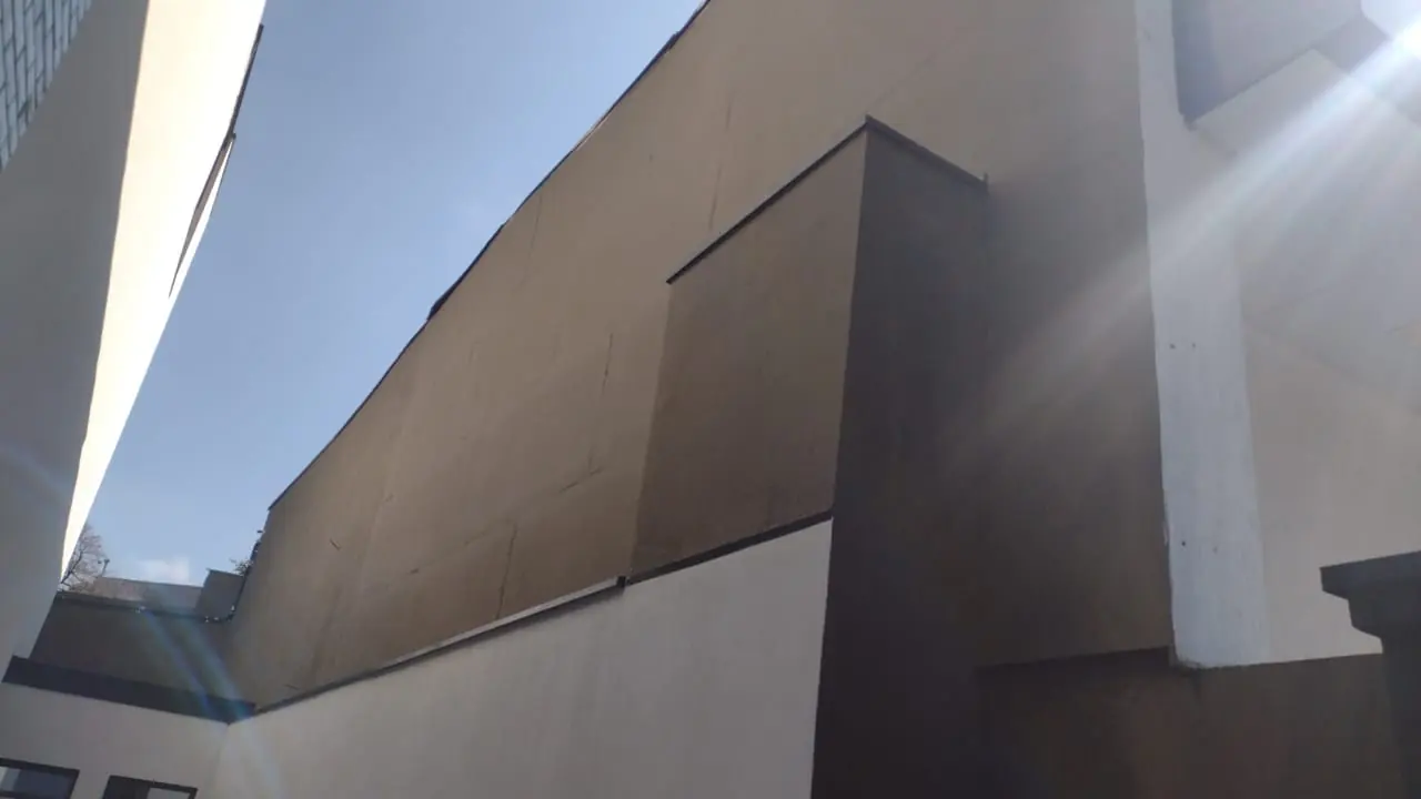 Volume externo do empreendimento sob o céu azul