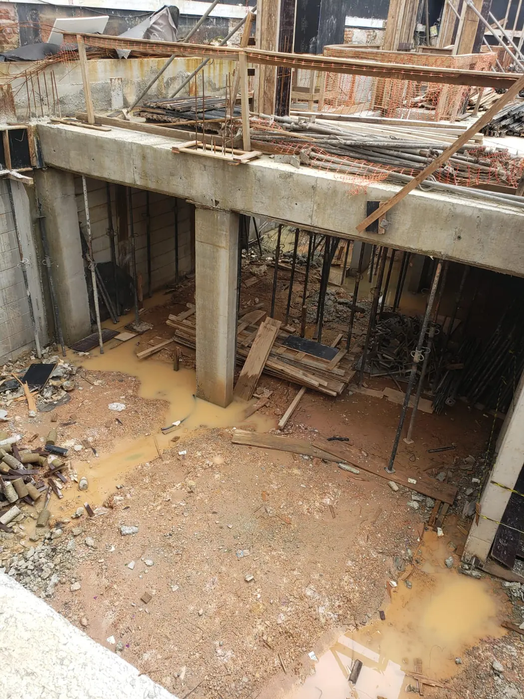 Estrutura inicial da obra na Avenida Europa