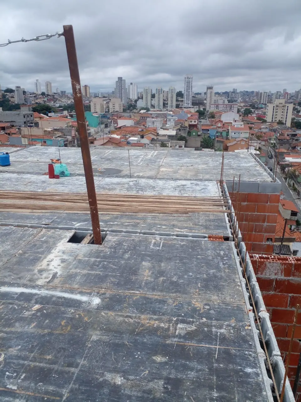 Estrutura de cobertura da obra na Avenida Europa