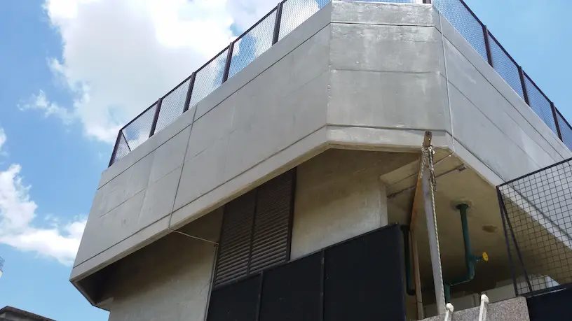 Fachada comercial contemporânea em concreto